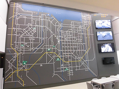 交通管制システムの写真です。大きな画面に複雑な道路網が表示されています。